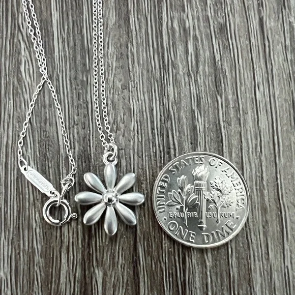 Matte daisy‎ necklace